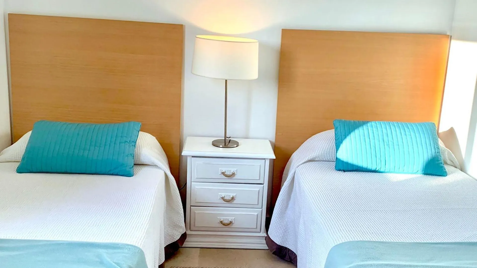 Beach, Parking, Wifi For 5 People!! Fuengirola Apartment