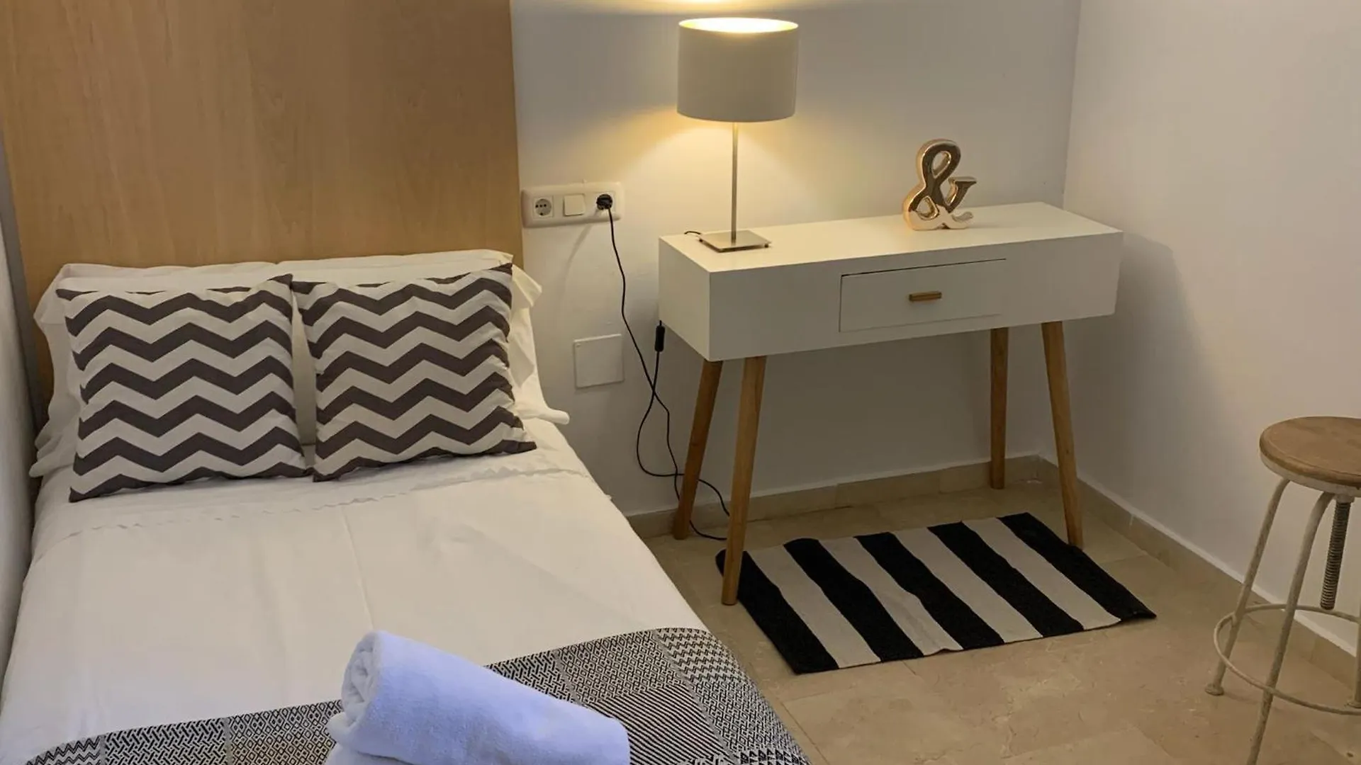 Beach, Parking, Wifi For 5 People!! 丰希罗拉 0*,  西班牙